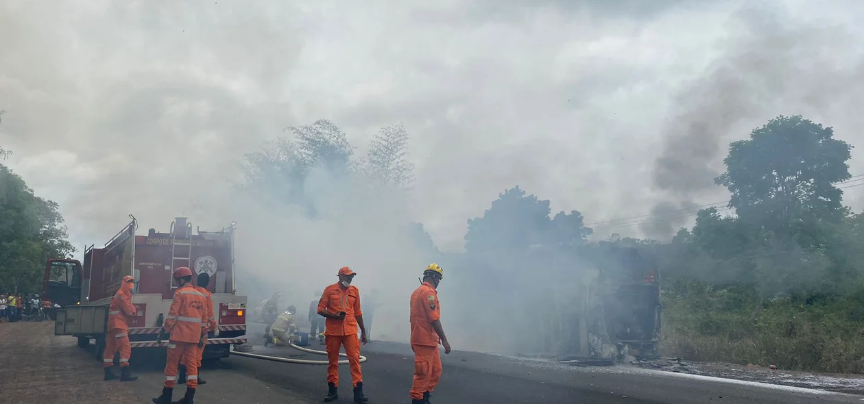 Equipes do Corpo de Bombeiros no local