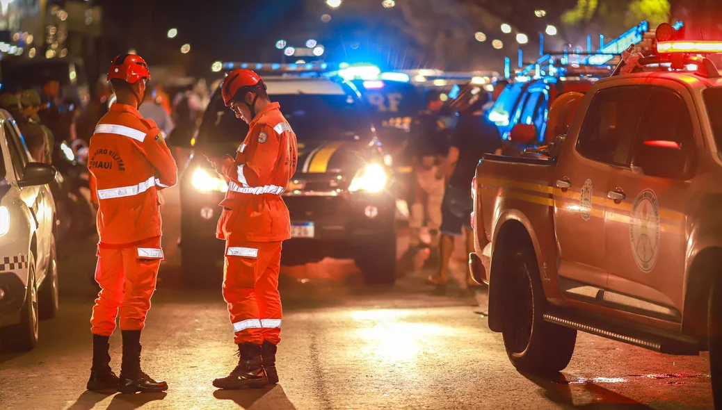 Equipes dos bombeiros no local do acidente