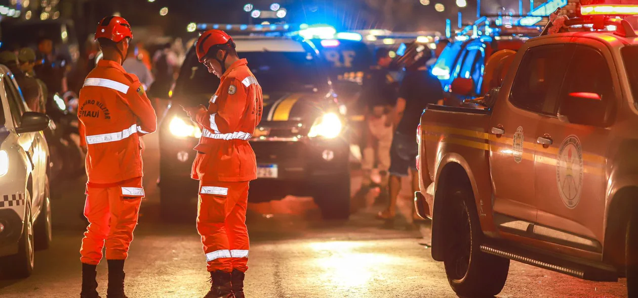 Equipes dos bombeiros no local do acidente