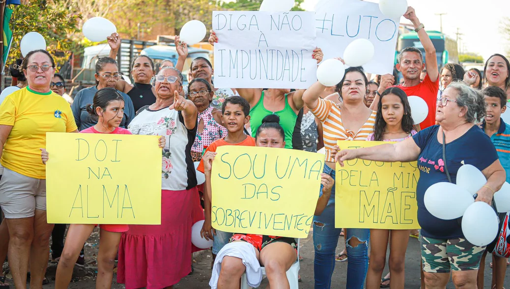 Familiares de Marly e Kassandra protestam em Teresina