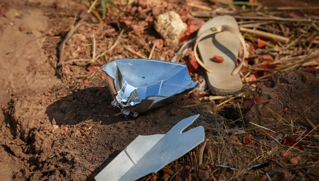 Farol de veículo destruído