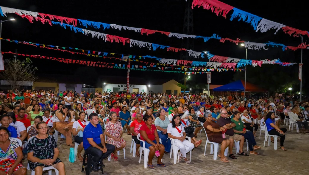 Fiéis assistindo a missa