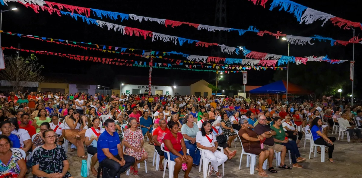 Fiéis assistindo a missa