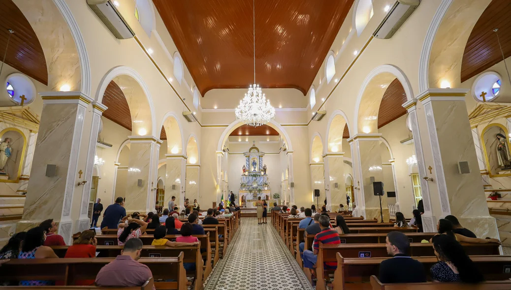 Fiéis na Igreja das Dores em Teresina