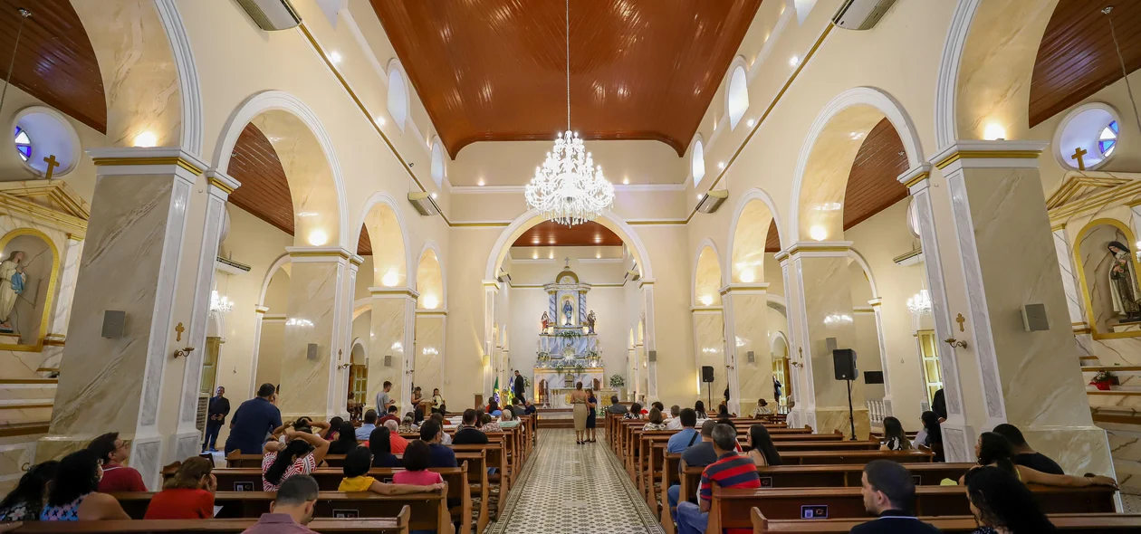 Fiéis na Igreja das Dores em Teresina