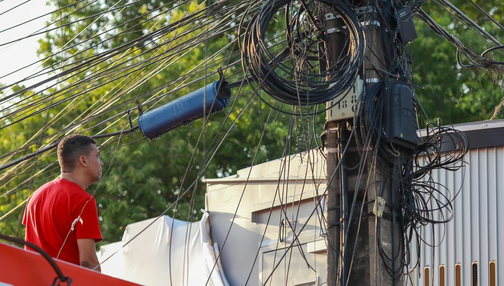 Fios de alta tensão impediram passagem do material