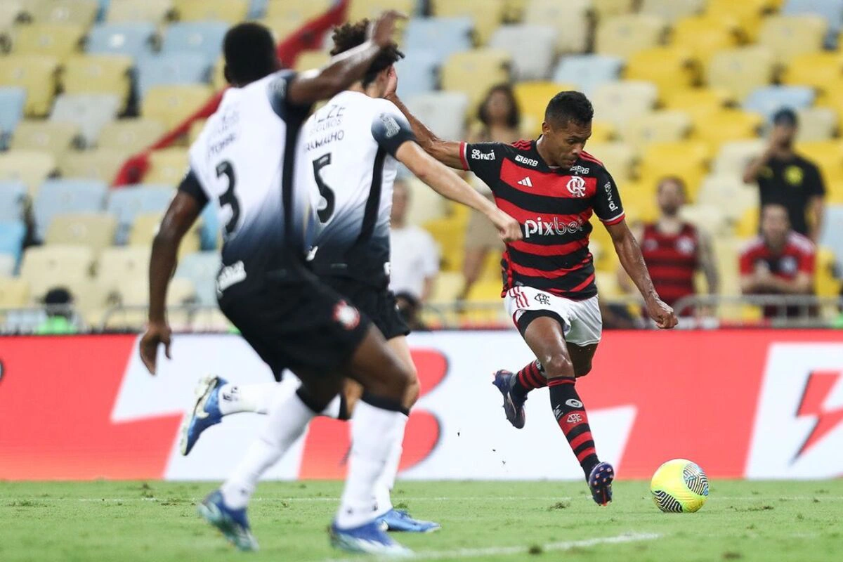 Flamengo venceu com gol de Alex Sandro