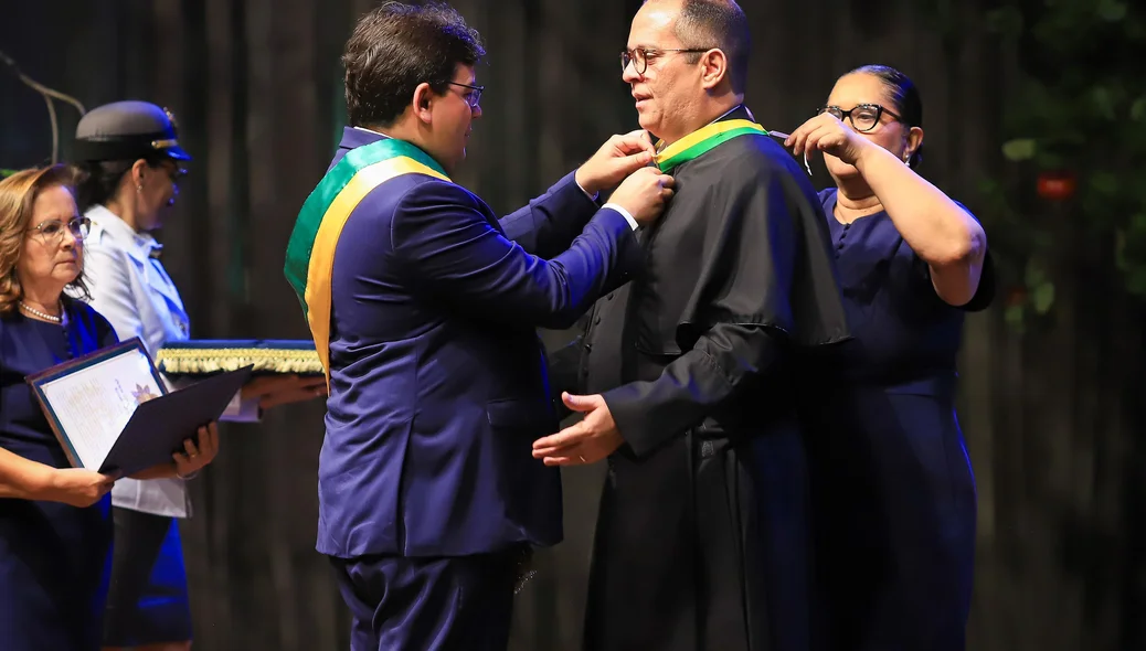 Governador entrega homenagem