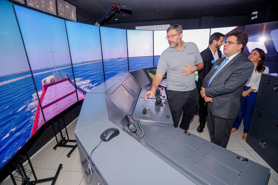 Governador Rafael Fonteles conhecendo a estrutura da Escola do Mar