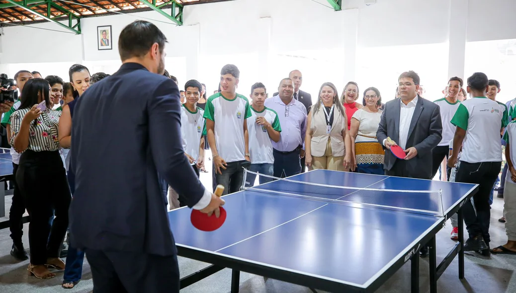 Governador Rafael Fonteles e o secretário Washington Bandeira inaugurando o tênis de mesa