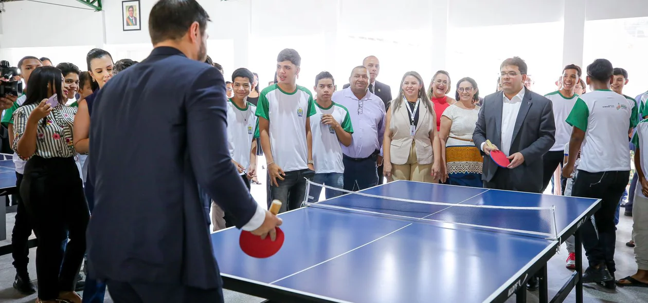 Governador Rafael Fonteles e o secretário Washington Bandeira inaugurando o tênis de mesa