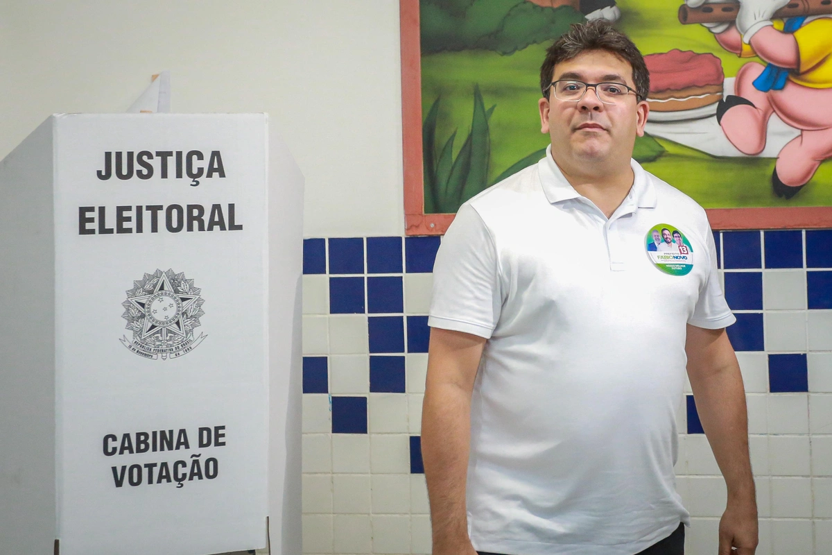 Governador Rafael Fonteles momentos após votar no colégio Madre Savina, em Teresina