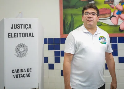 Governador Rafael Fonteles momentos após votar no colégio Madre Savina, em Teresina