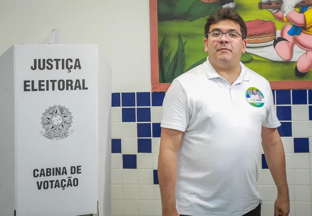 Governador Rafael Fonteles momentos após votar no colégio Madre Savina, em Teresina