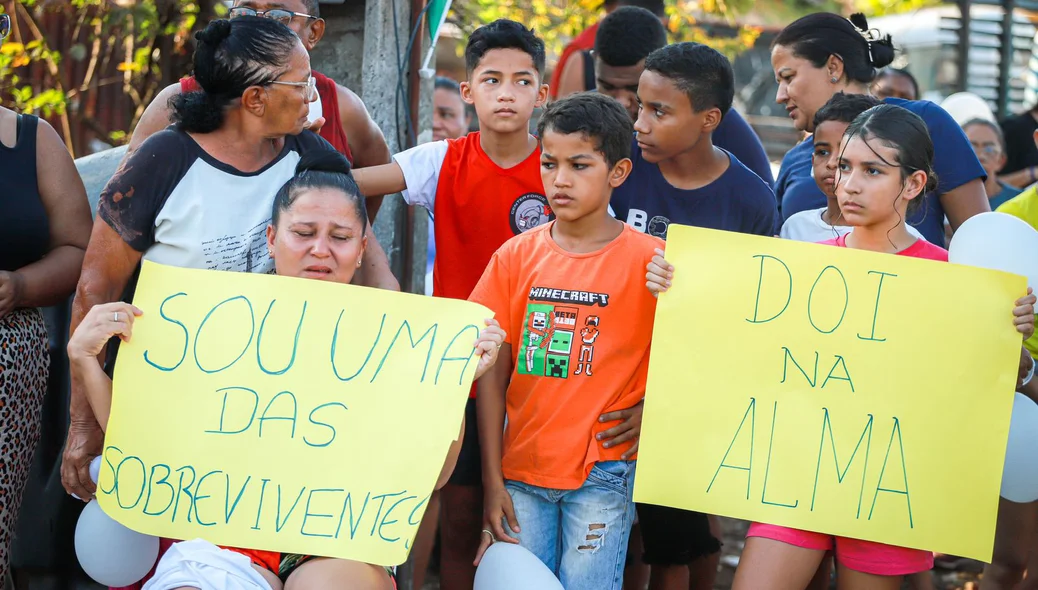 Grupo se reuniu em protesto com cartazes