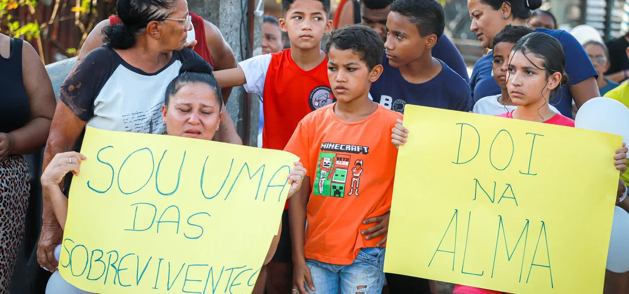 Grupo se reuniu em protesto com cartazes