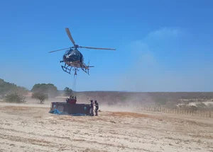 Helicóptero do Bopaer durante missão de combate à incêndio em Buriti dos Montes