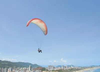 Homem morre ao colidir com outro piloto de paraglider no ar.