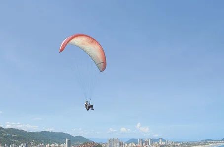 Homem morre ao colidir com outro piloto de paraglider no ar.