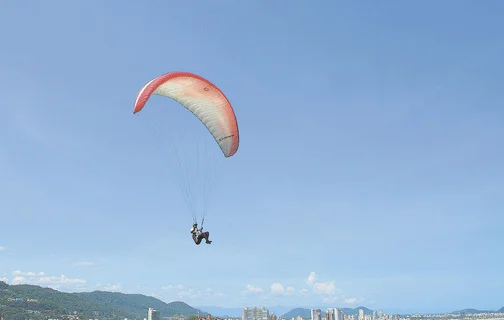 Homem morre ao colidir com outro piloto de paraglider no ar.