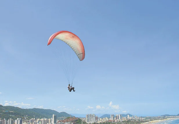 Homem morre ao colidir com outro piloto de paraglider no ar.