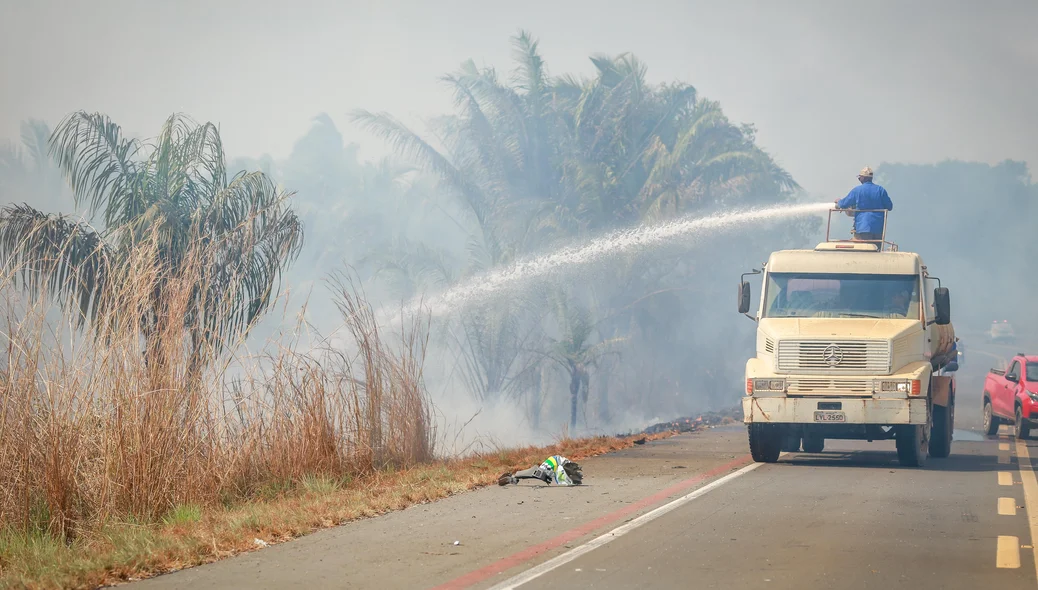 Incêndio causado por uma motocicleta em chamas