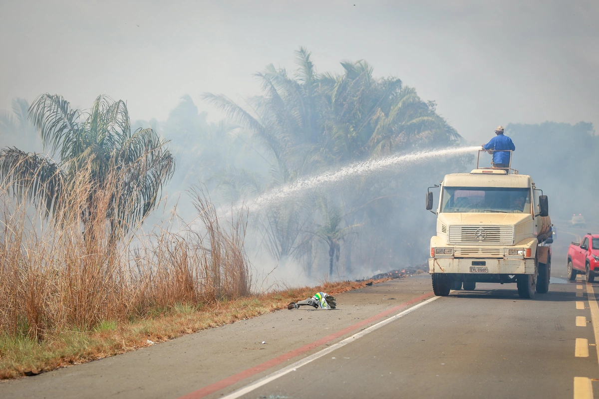 Incêndio causado por uma motocicleta em chamas