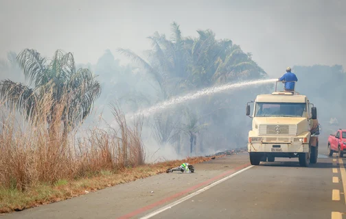 Incêndio causado por uma motocicleta em chamas