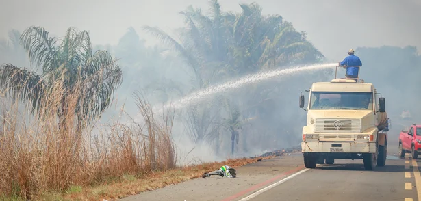 Incêndio causado por uma motocicleta em chamas