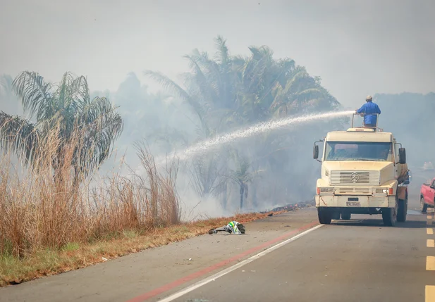 Incêndio causado por uma motocicleta em chamas