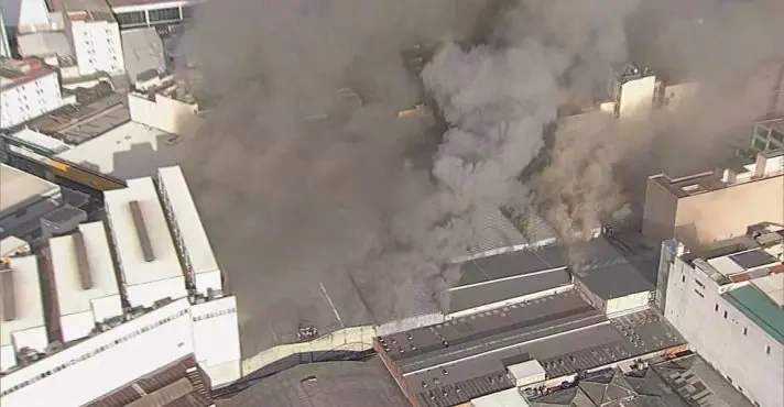 Incêndio de grandes proporções atingiu shopping no Brás