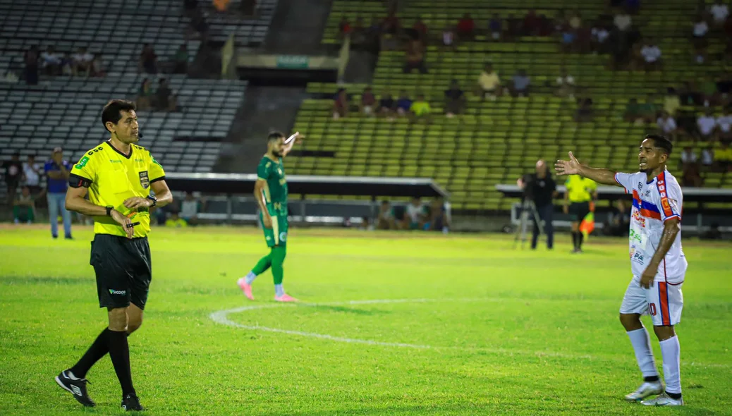 Jorge Henrique (Piauí) e árbitro da final do Piauiense Série B 2024