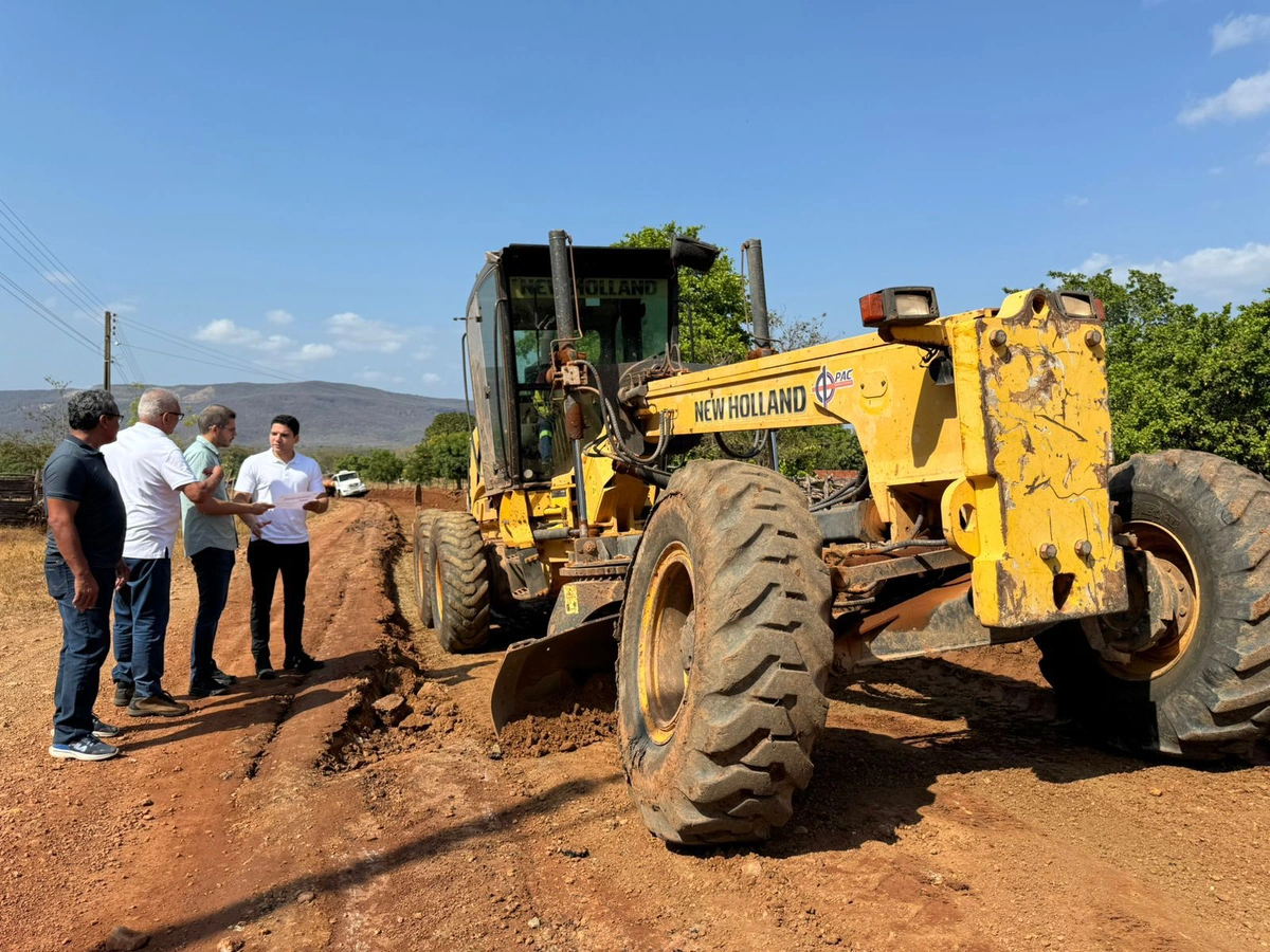 Leonardo Sobral do DER-PI visita obras no Litoral