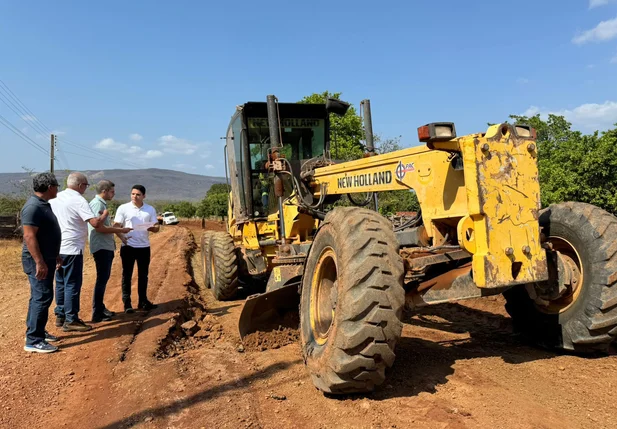 Leonardo Sobral do DER-PI visita obras no Litoral