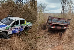 Policial é arremessado para fora de viatura em acidente na PI 375