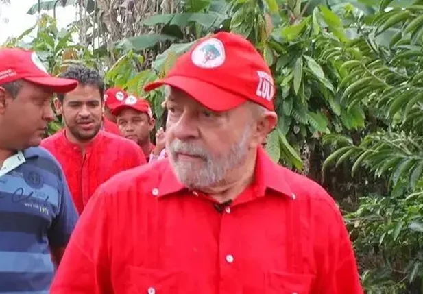 Lula utilizando MST