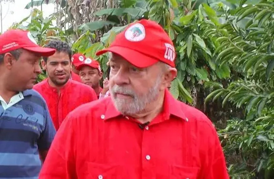 Lula utilizando MST