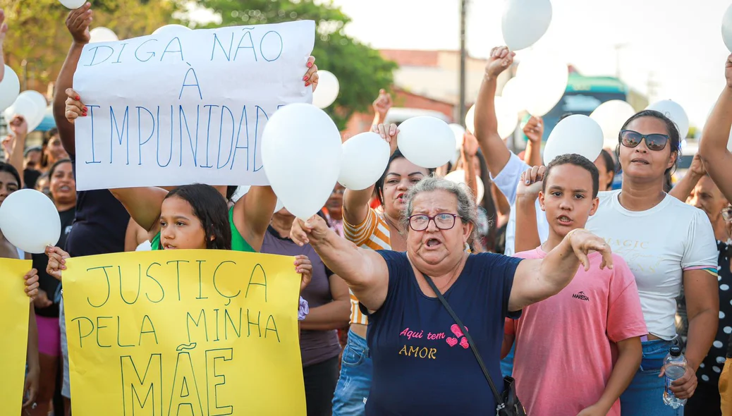 Mãe de Marly participou do protesto com outros familiares