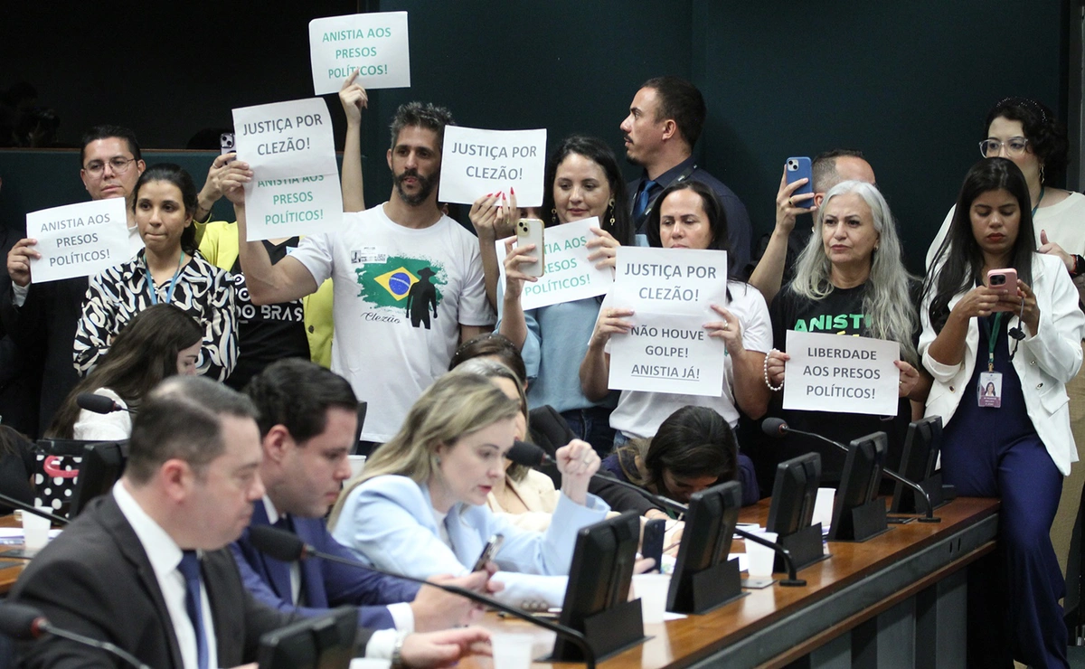 Manifestantes a favor da anistia na CCJ da Câmara