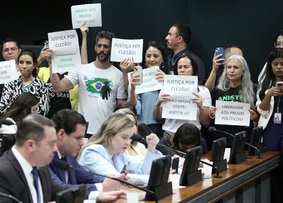 Manifestantes a favor da anistia na CCJ da Câmara