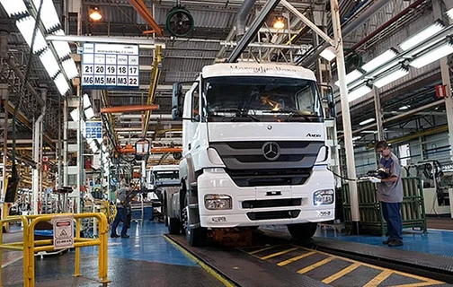 Mercedes-Benz é condenada a pagar indenização a funcionários que sofreram assédio moral.