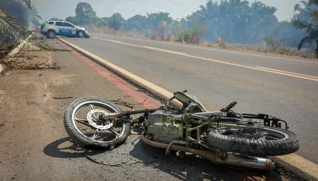 Motocicleta pegou fogo após a colisão