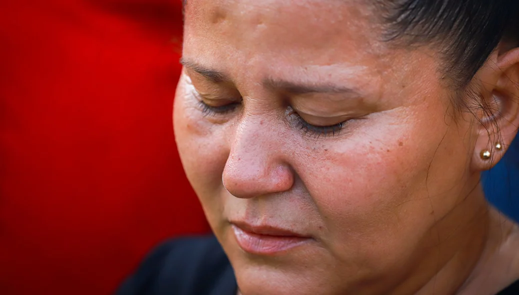 Mulher se emocionou durante protesto