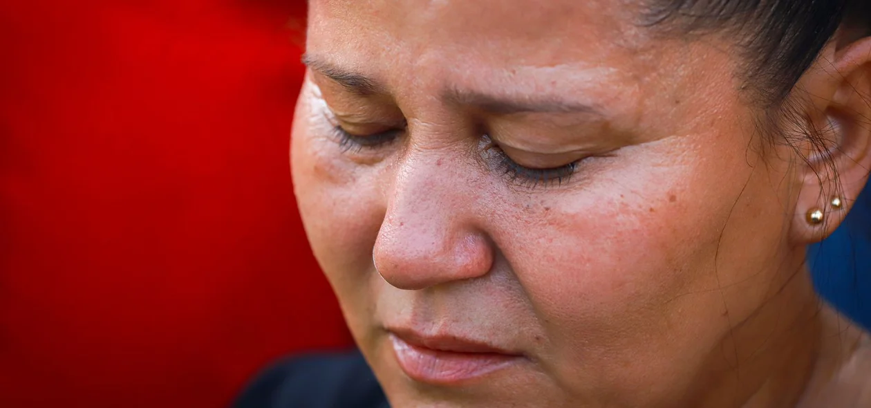 Mulher se emocionou durante protesto