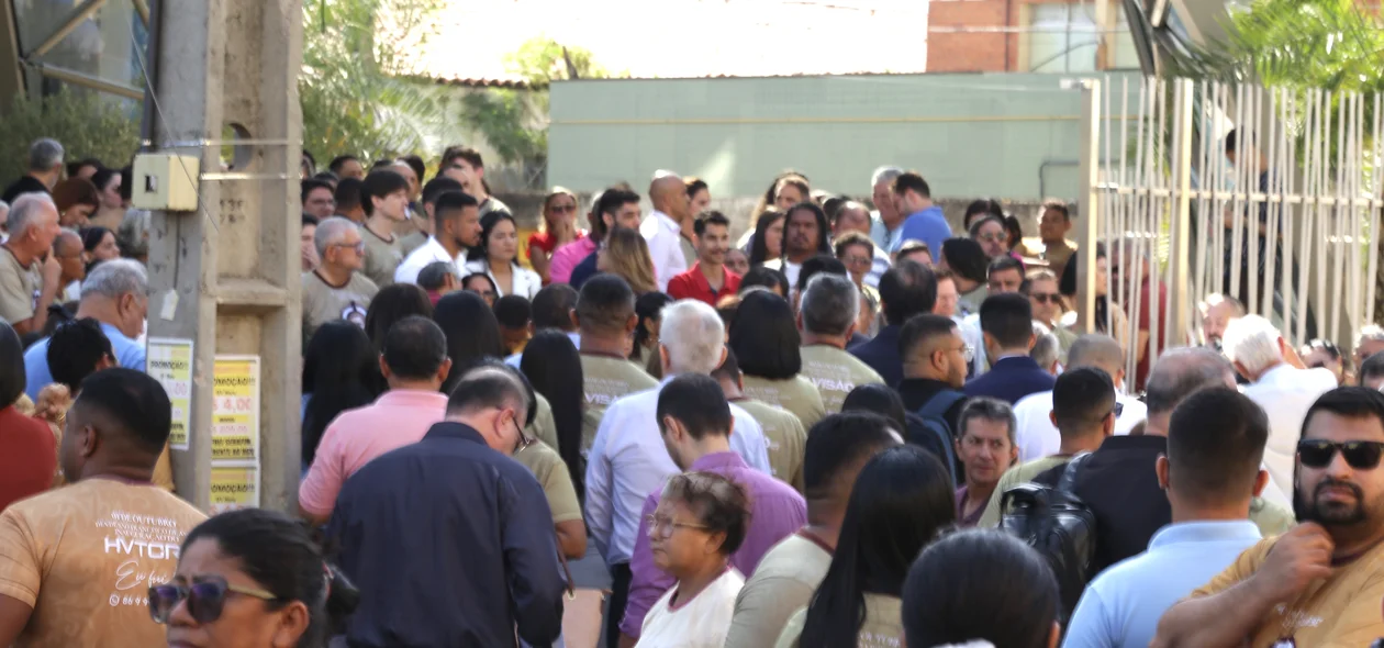 Multidão presente na inauguração do novo prédio do H. Visão