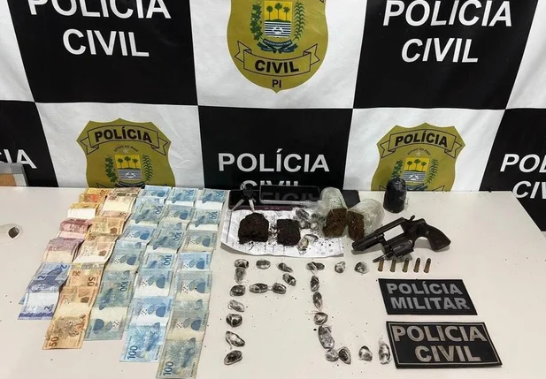 Na residência do casal, as equipes policiais apreenderam drogas, dinheiro em espécie e arma de fogo