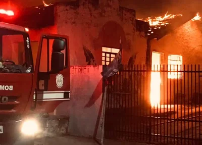 O Corpo de Bombeiros foi acionado e combateu as chamas.