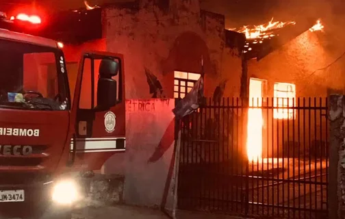 O Corpo de Bombeiros foi acionado e combateu as chamas.