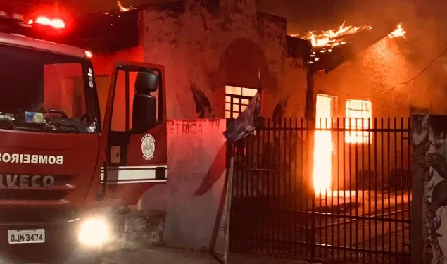 O Corpo de Bombeiros foi acionado e combateu as chamas.