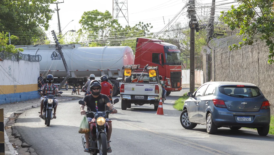 O trânsito está parcialmente interditado no local